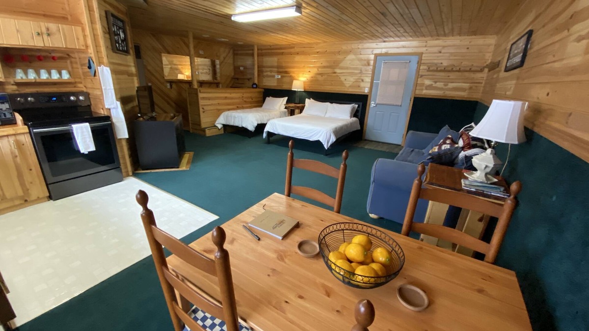 McMillan House | Spacious Studio apartment. Private parking w/garage.
