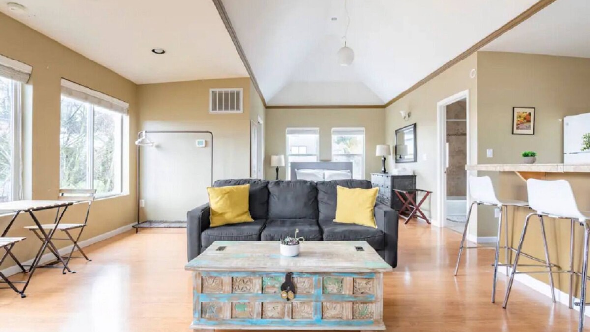 Southeast Magnolia Condo | Spacious Studio Apartment Minutes from Downtown, Private Parking