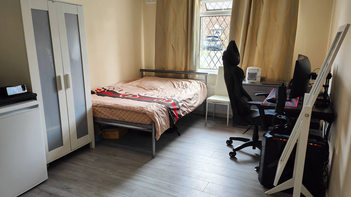 New Addington Apartment | Spacious studio in New Addington
