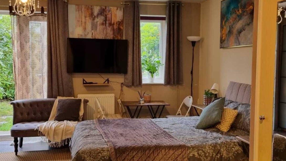West Molesey Apartment | Spacious Studio in West Molesey with free on-street Parking