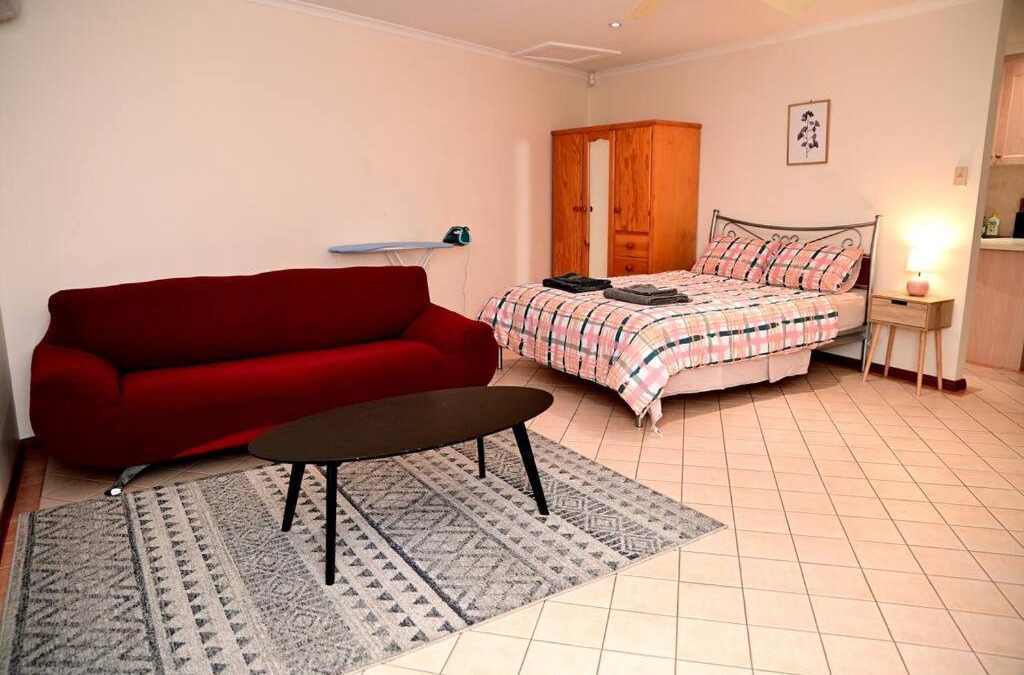 Sadadeen Apartment | Spacious studio in AliceSprings QueenBed+KSAirbed