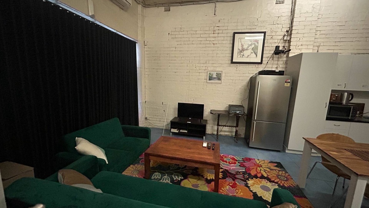 Northcote Apartment | Spacious Studio in Quiet Northcote Neighbourhood