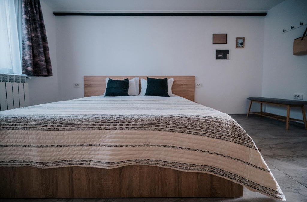 Navodari House | Spacious studio near lake