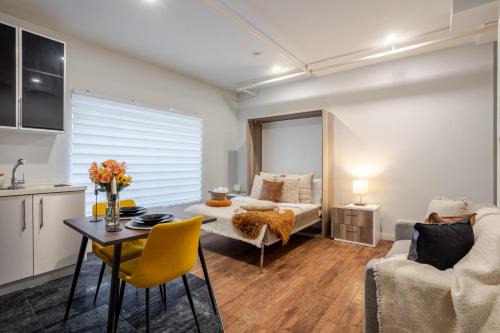 Downtown Montreal Apartment | Spacious Studio on Bishop - Hot Spot Dtown MTL