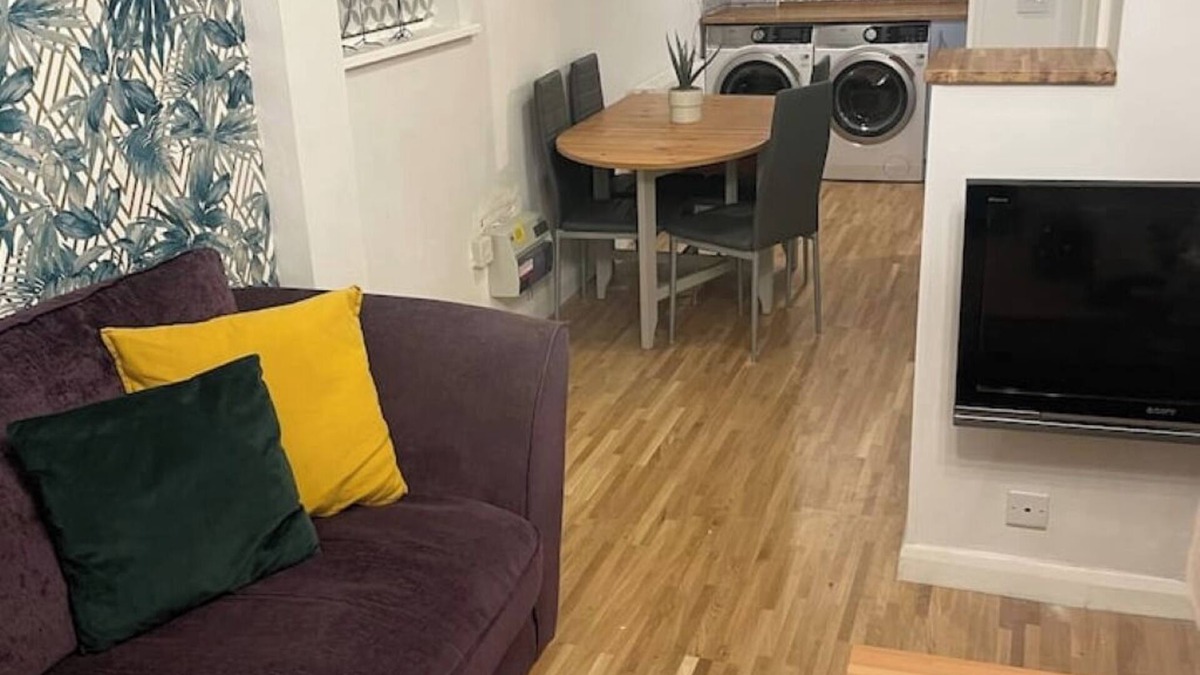 Gravesend Apartment | Spacious & Stylish 2 Storey, 3 Bed Apartment