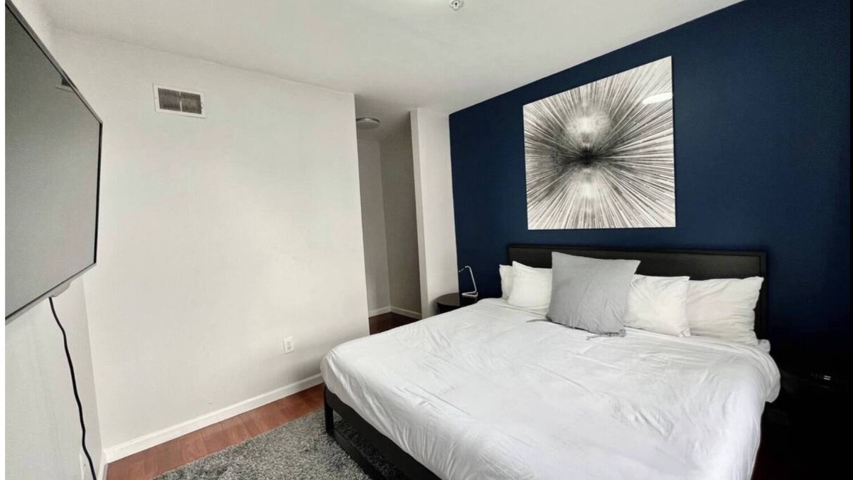 Chinatown Apartment | Spacious &Stylish 2 Bd Apt in Heart of the City