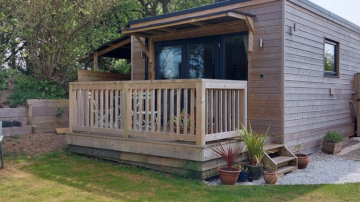 Duloe Cabin | Spacious, stylish hideaway in SE Cornwall - 10mins from the beach!