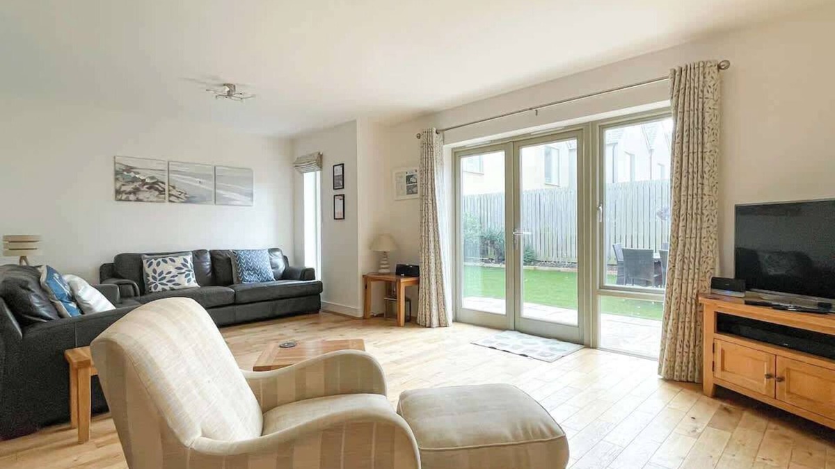 Portland House | Spacious & stylish holiday home, sea views!