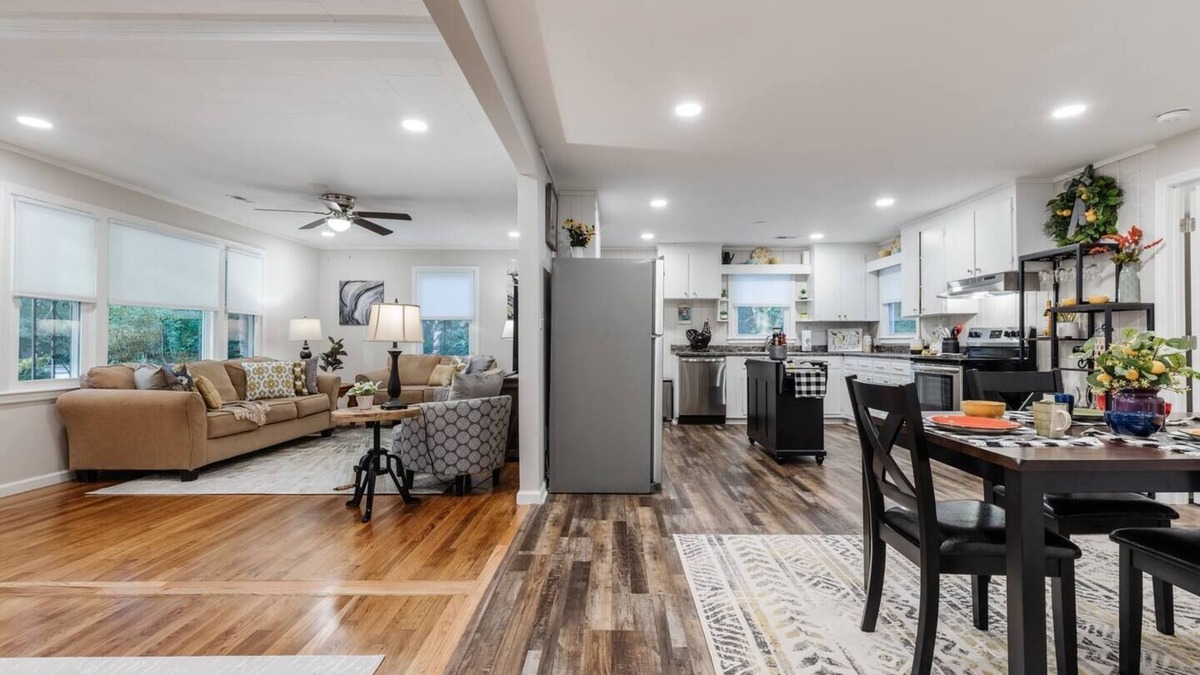 Landrum House | Spacious & Stylish ~ Near TIEC ~ Patio ~ Fire Pit!