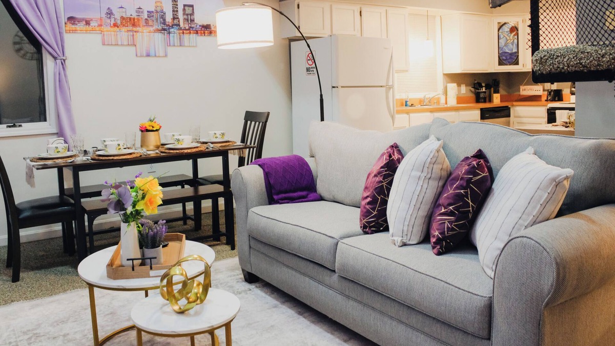 Clifton Apartment | Spacious Stylish Retreat in the Heart of Clifton Neighborhood, King Bed, Coffee!