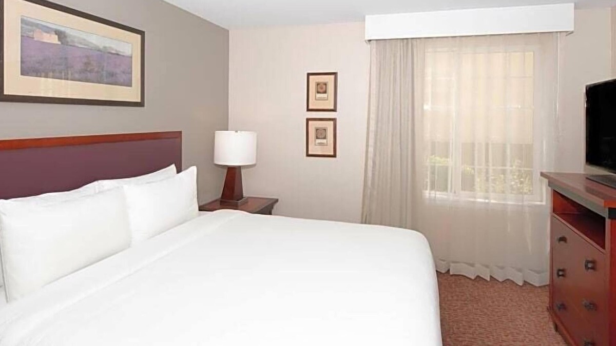 The East Side Hotel | Spacious Suite – Kitchen, Living Area & Free SFO Shuttle