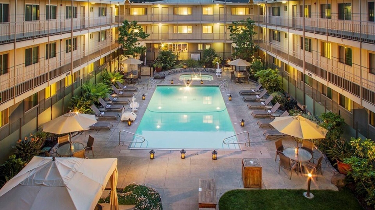 Corte Madera Hotel | Spacious Suite | Courtyard | Outdoor Pool | Free Parking | BBQ Area