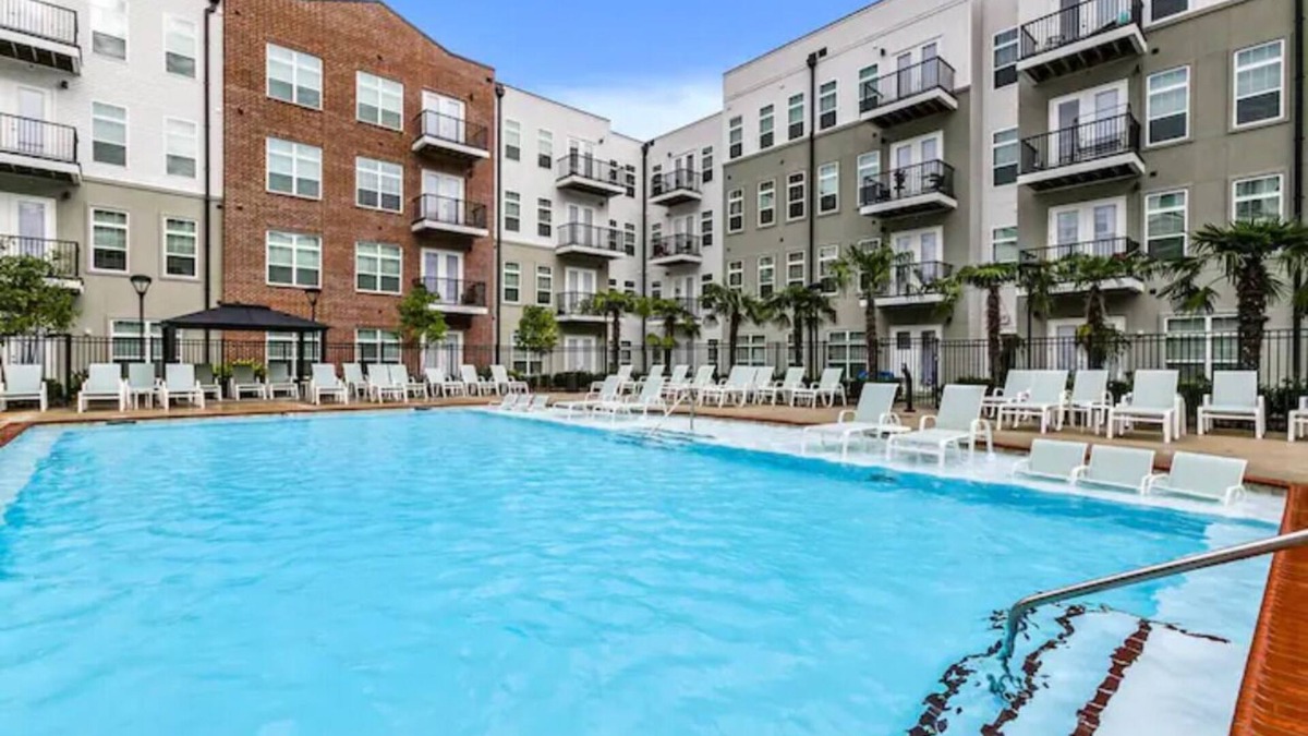 Chinatown Apartment | Spacious Suite in DTLA with 1BR, Pool & Gym!