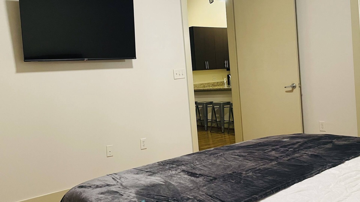 Piedmont Heights Apartment | SPACIOUS SUITE IN PRIME LOCATION