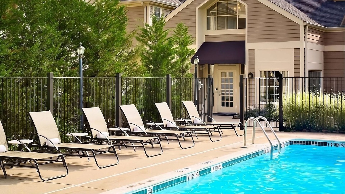Schaumburg Hotel | Spacious Suites with Swimming Pool, Short Drive to West Meadows Ice Arena!