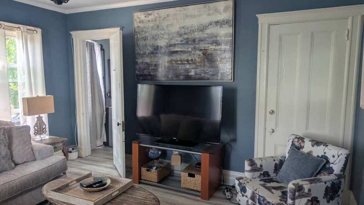 Montclair House | Spacious Sunny Apt: Walk to Shop, Eat & NYC Train