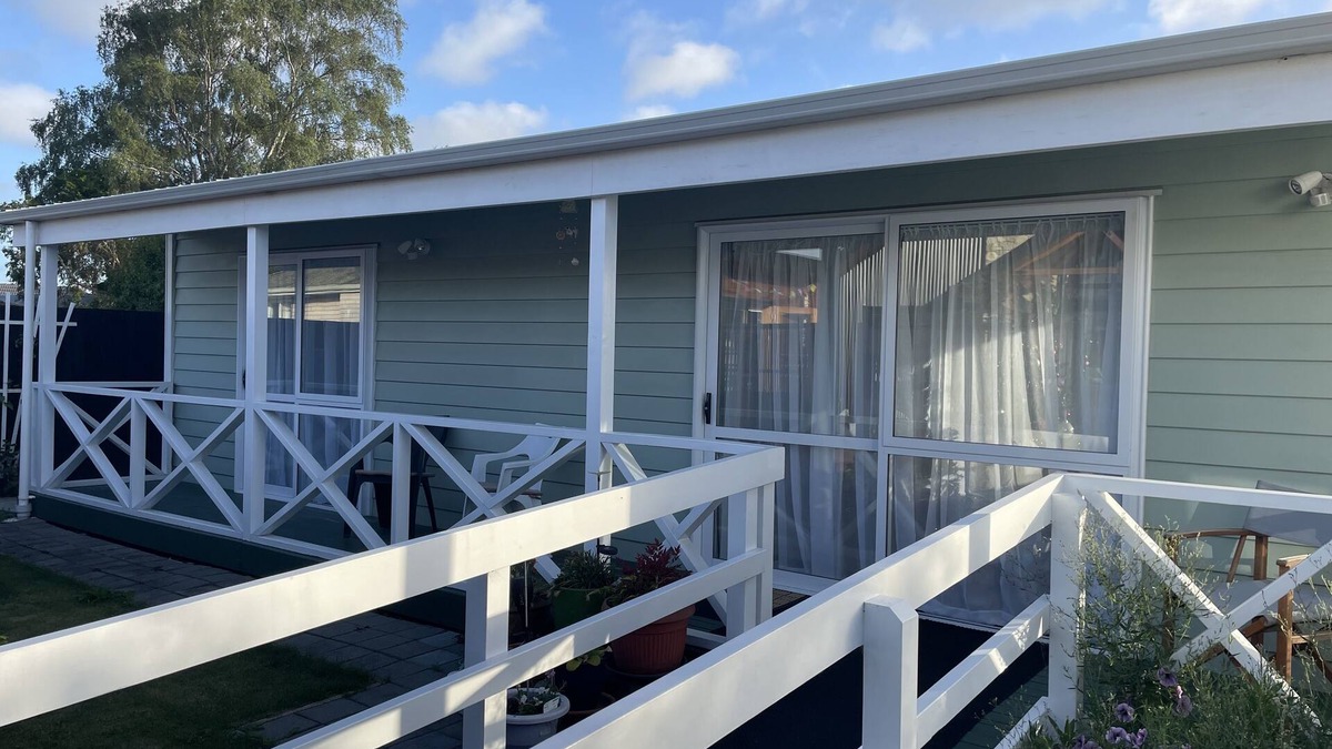 Burnside Cottage | Spacious sunny cottage (airport close, family, pet friendly, disability access)