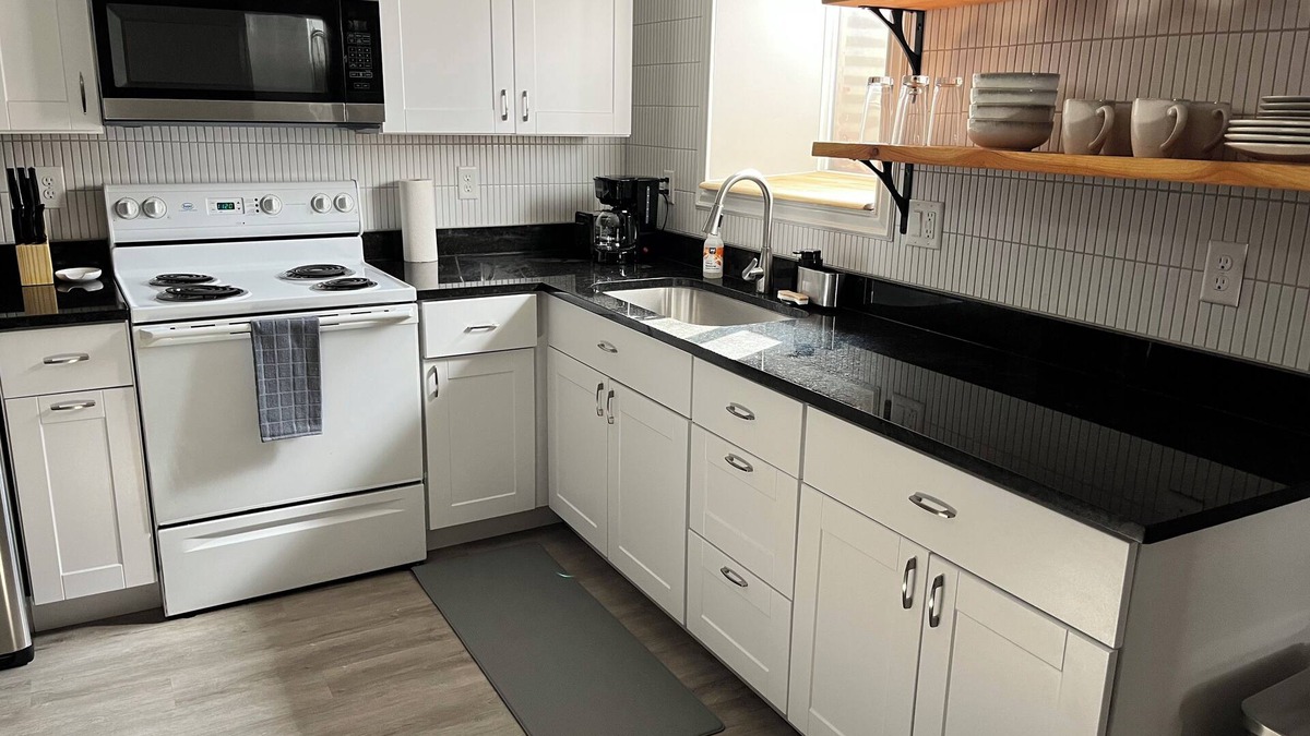 Sandy Apartment | Spacious, sunny, lower-level mother-in-law suite in convenient Sandy location
