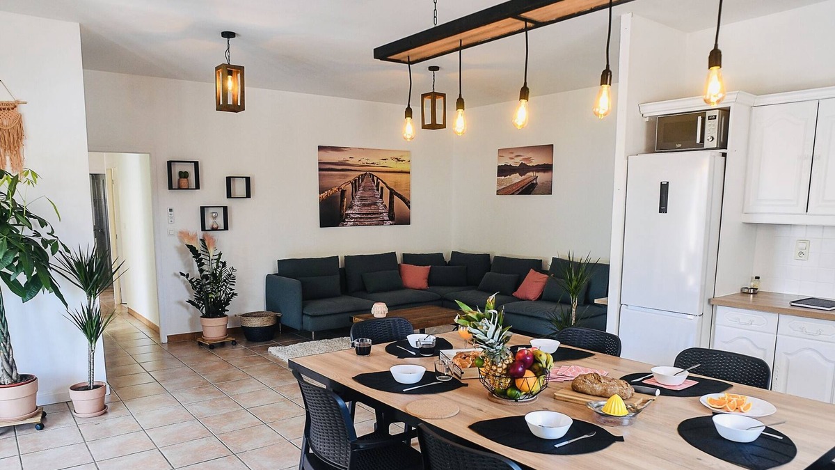 Bas-Vernet Apartment | Spacious T5, terrace, near center, private parking