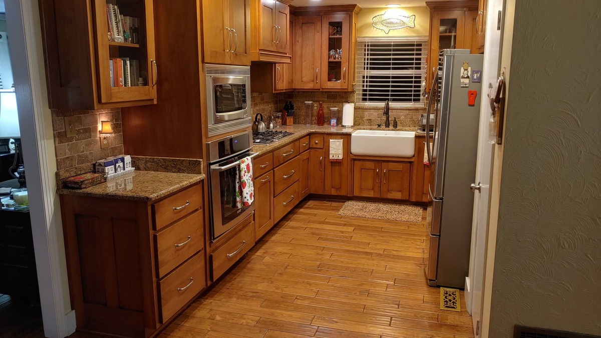 Gardendale House | Spacious Terracotta Brick One Level W/Screened In Porch. Free wi-fi.