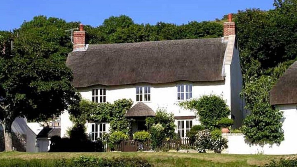 West Lulworth Cottage | Spacious Thatched Cottage in Lulworth Cove, Dorset. Sleeps 10. 5 min walk to sea