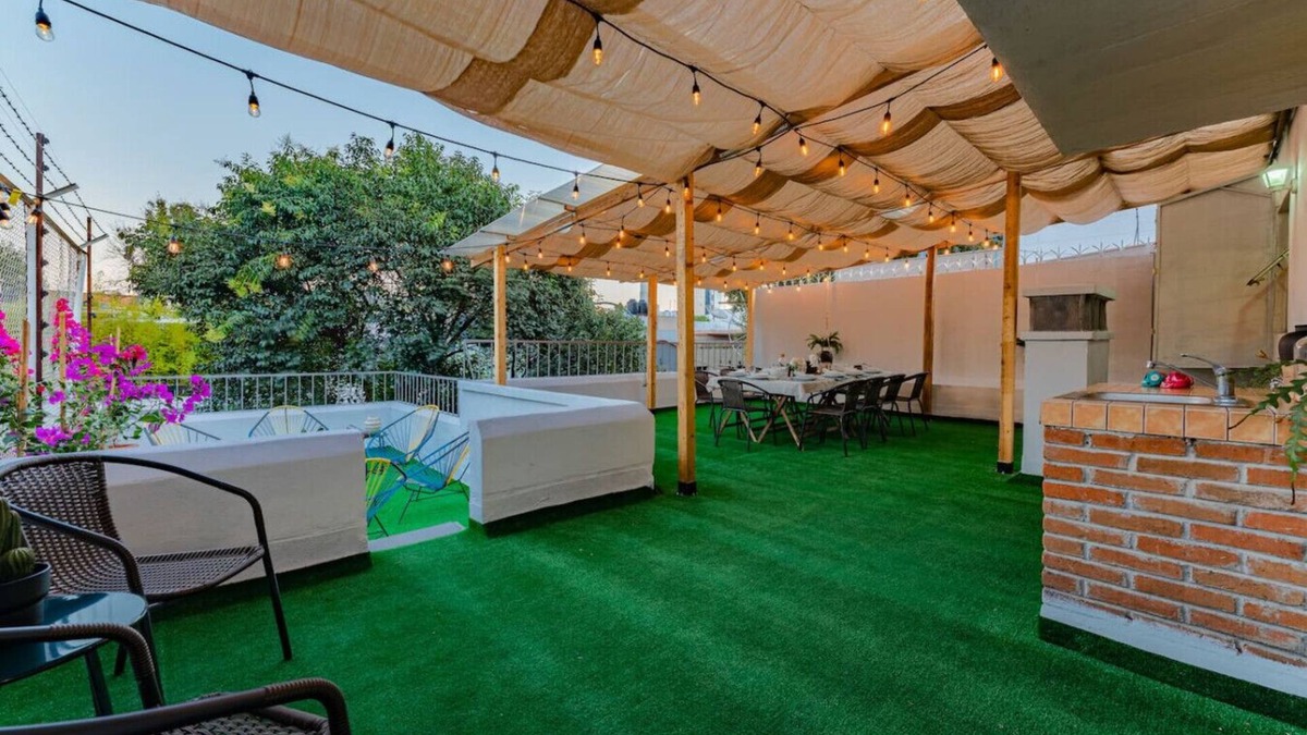Anahuac House | Spacious Three-Story Home w/Rooftop Dining Space