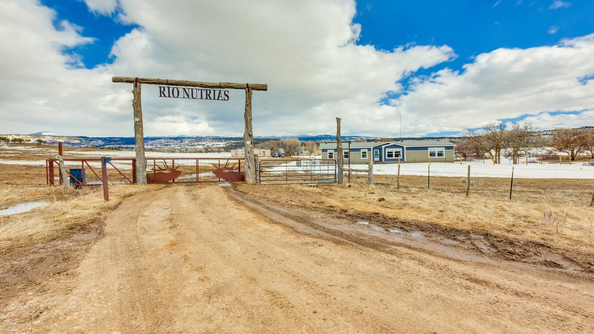 Cebolla House | Spacious Tierra Amarilla Ranch House w/Deck!
