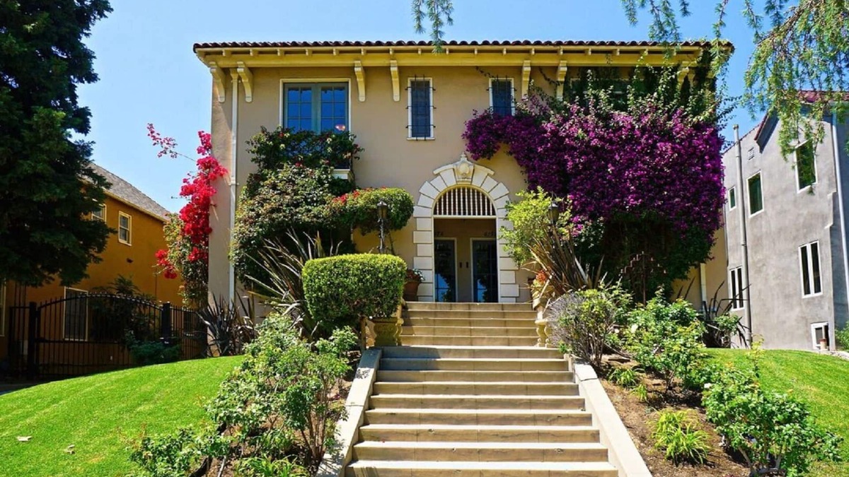 Larchmont Apartment | Spacious, top floor with view of downtown L.A., steps to Larchmont Village!