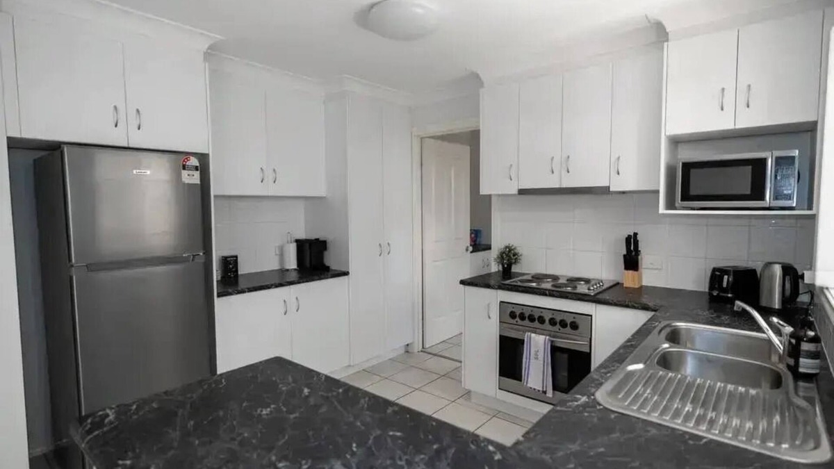 Wagga Wagga Apartment | Spacious townhouse close to amenities!