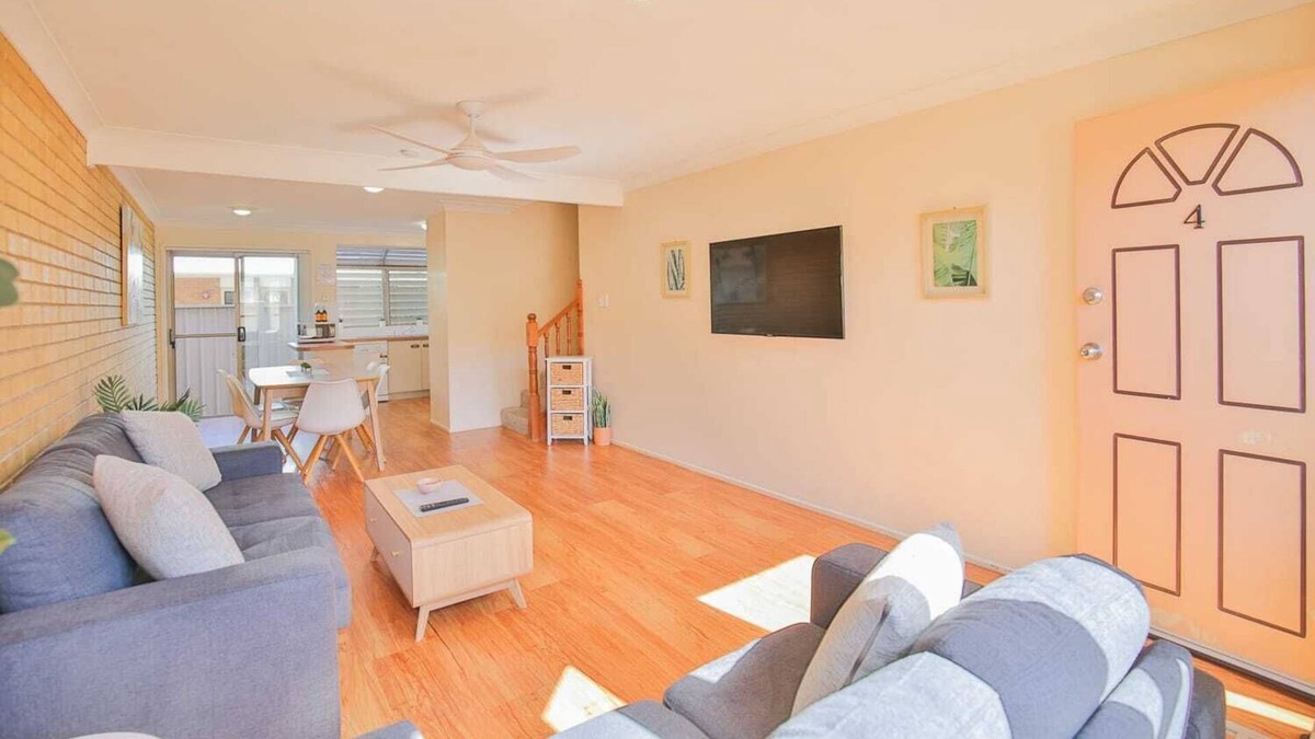 Bundaberg South House | 🏠 Spacious Townhouse with 2 Toilets, King Beds with Aircons 🏠