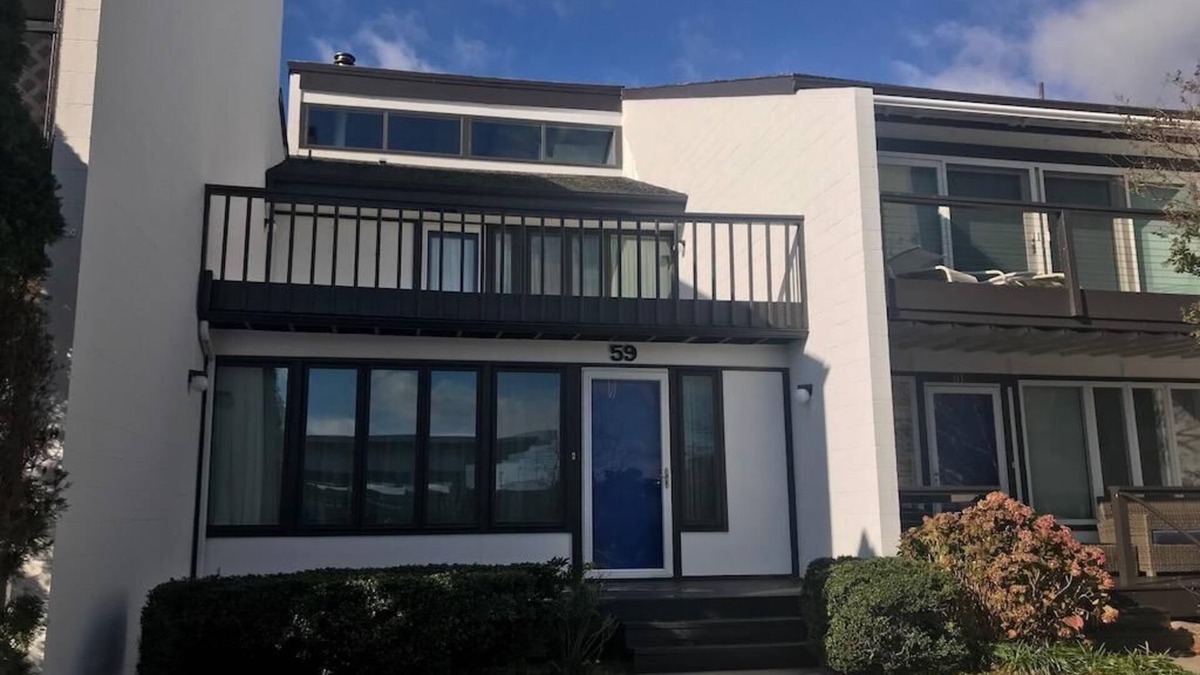 North Shores House | Spacious Townhouse Steps to Private Beach, Pool & Tennis Courts