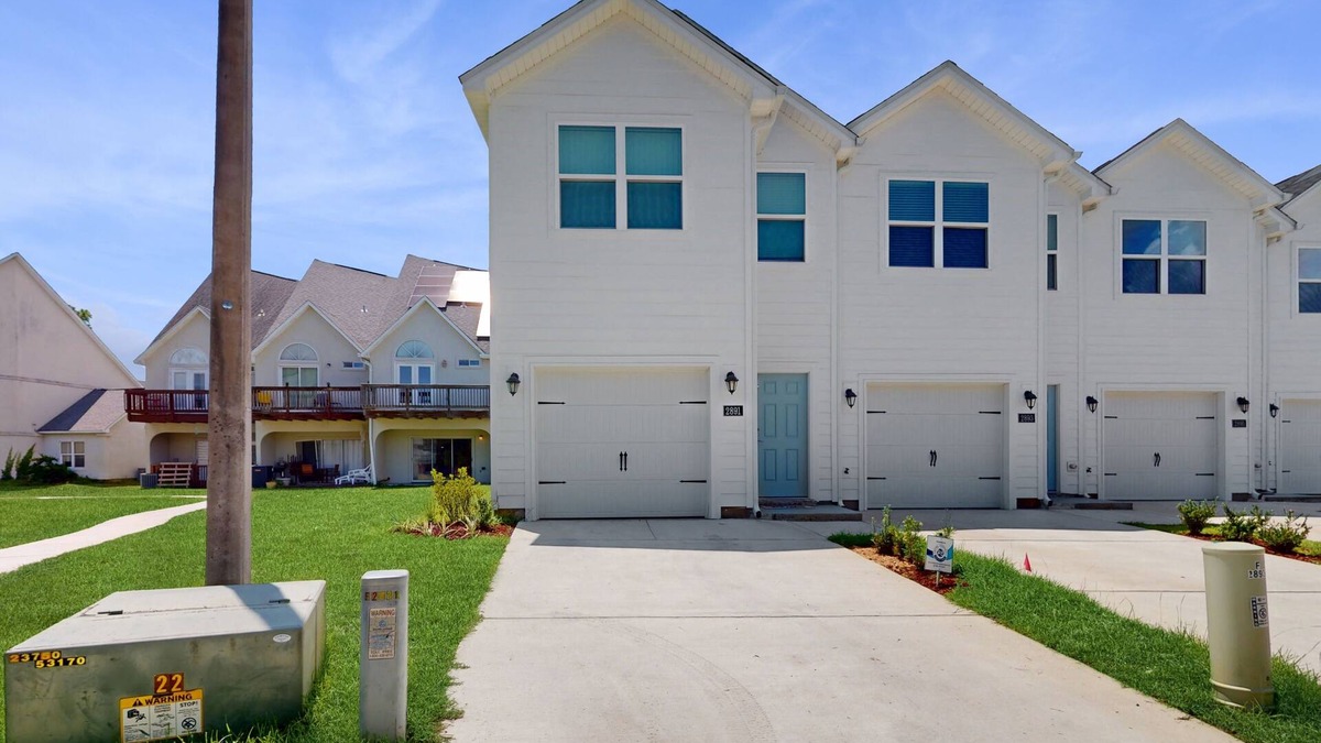 Navarre House | Spacious townhome, dog-friendly w full kitchen & shared pool