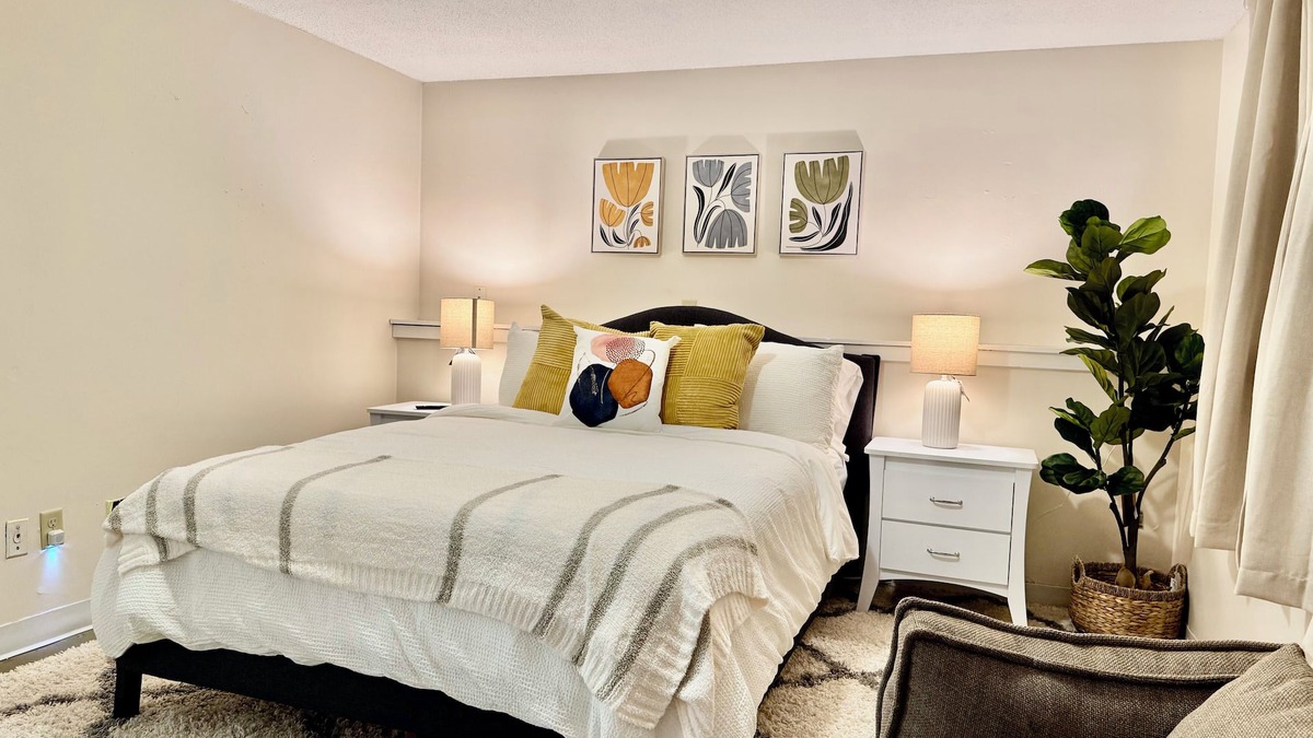 Robbinsdale House | Spacious Townhome Retreat Fully Stocked Near Downtown Robbinsdale