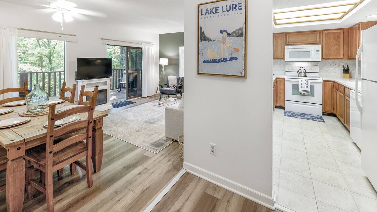 Lake Lure House | Spacious townhome within steps of Apple Valley Golf Course-Indoor pool!