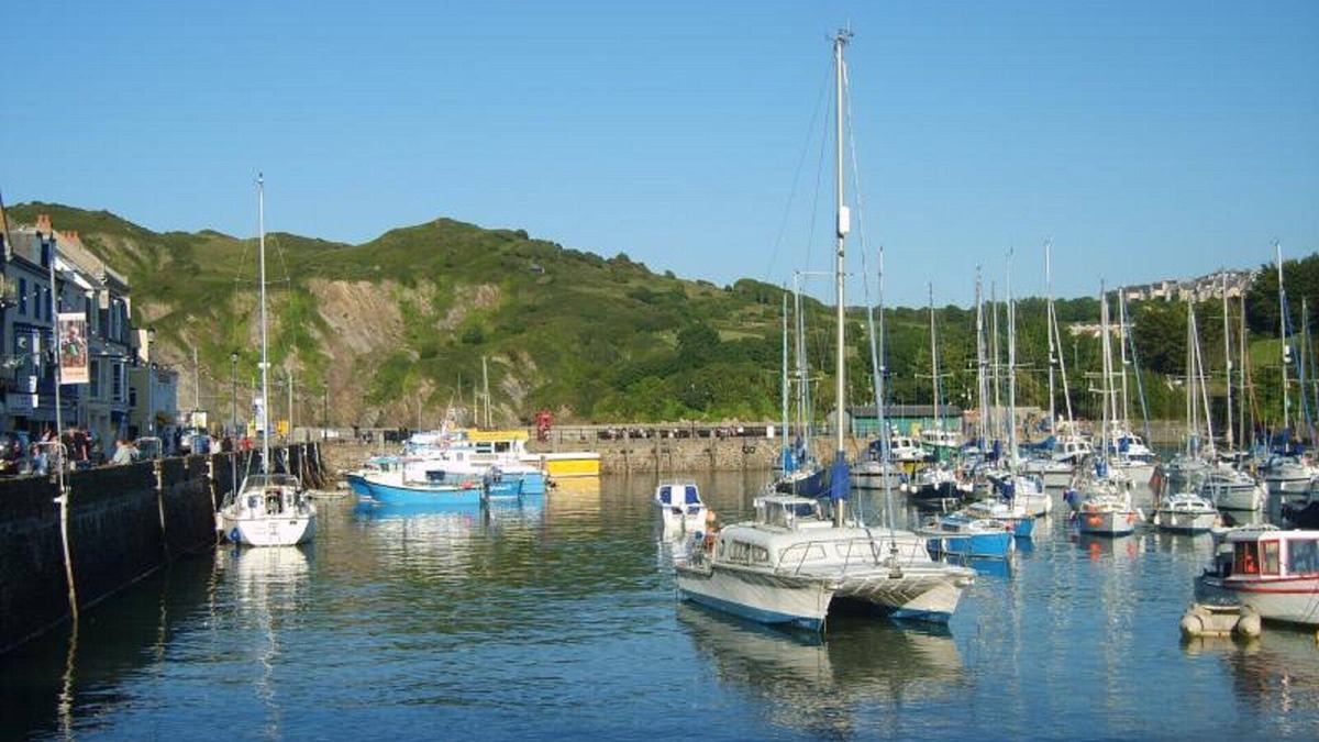 Hele House | Spacious townhouse - a short walk to harbour, beaches, shops and restaurants