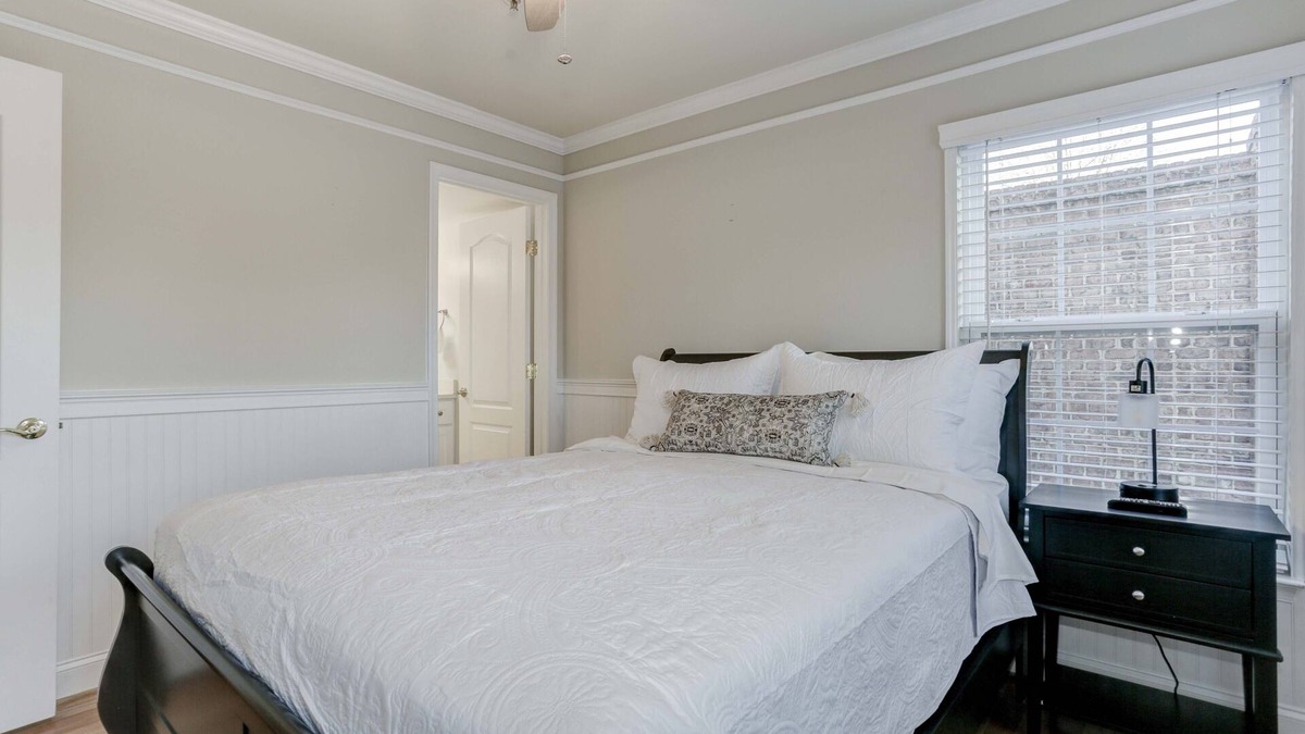 Germantown House | Spacious Townhouse Nestled in a Cul-de-Sac