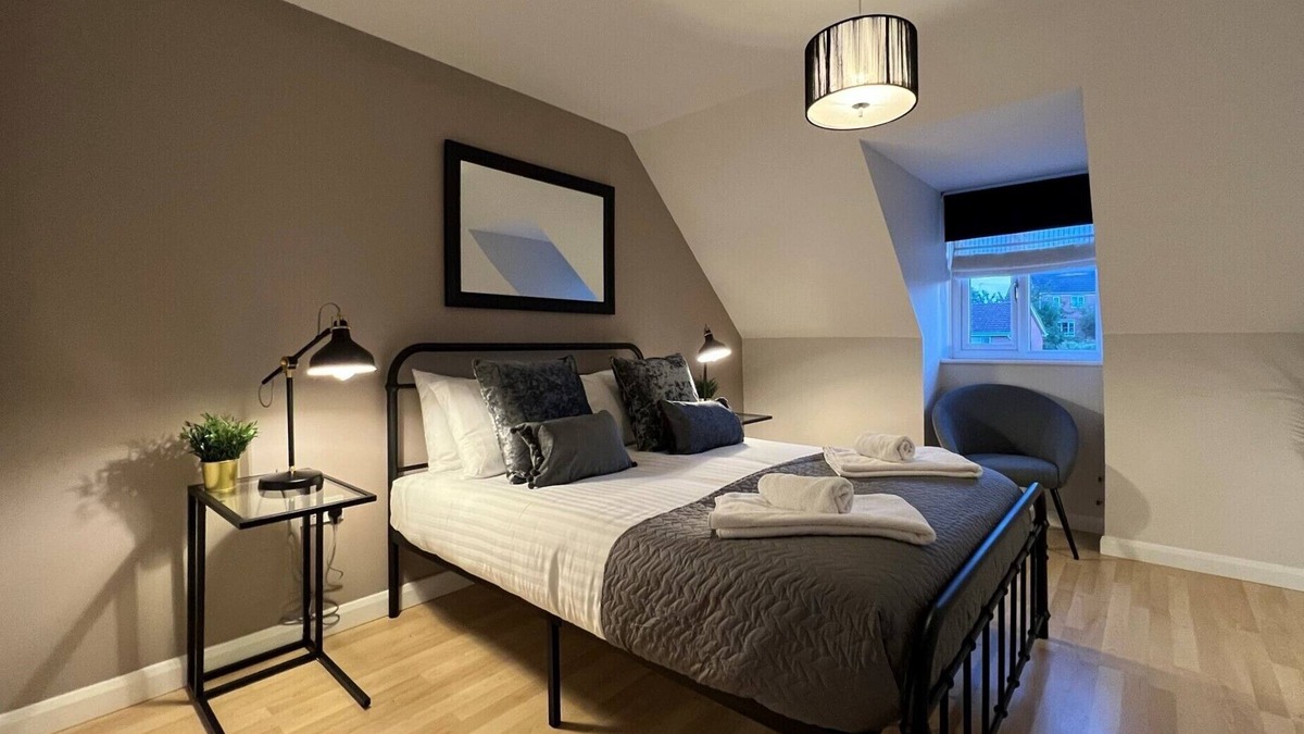 Telford House | Spacious Townhouse with Parking