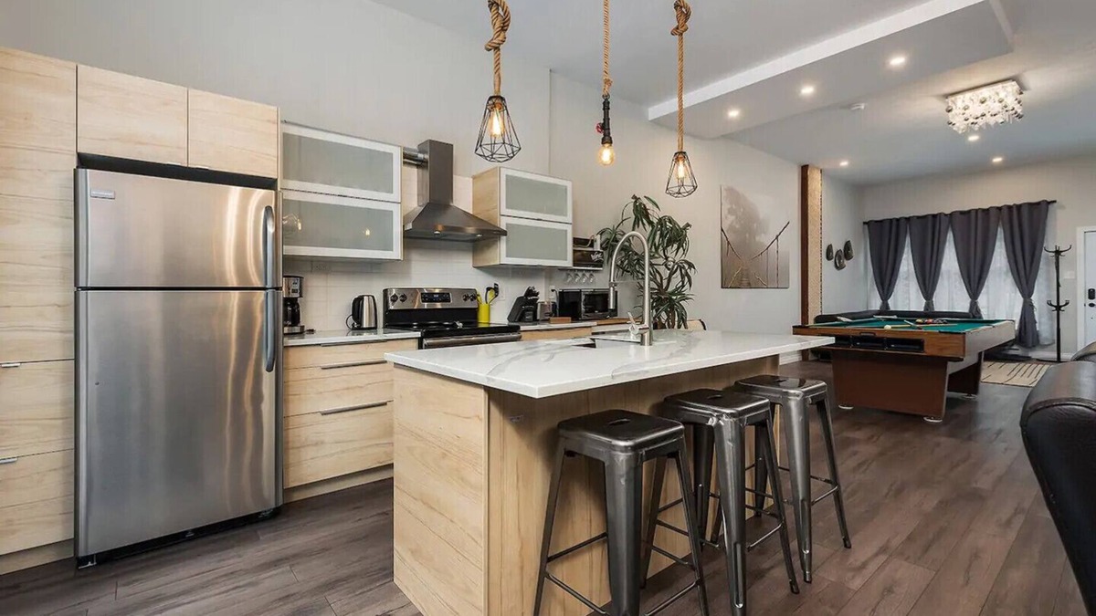 Cote-Saint-Paul House | Spacious townhouse with rooftop deck 4BR near DT