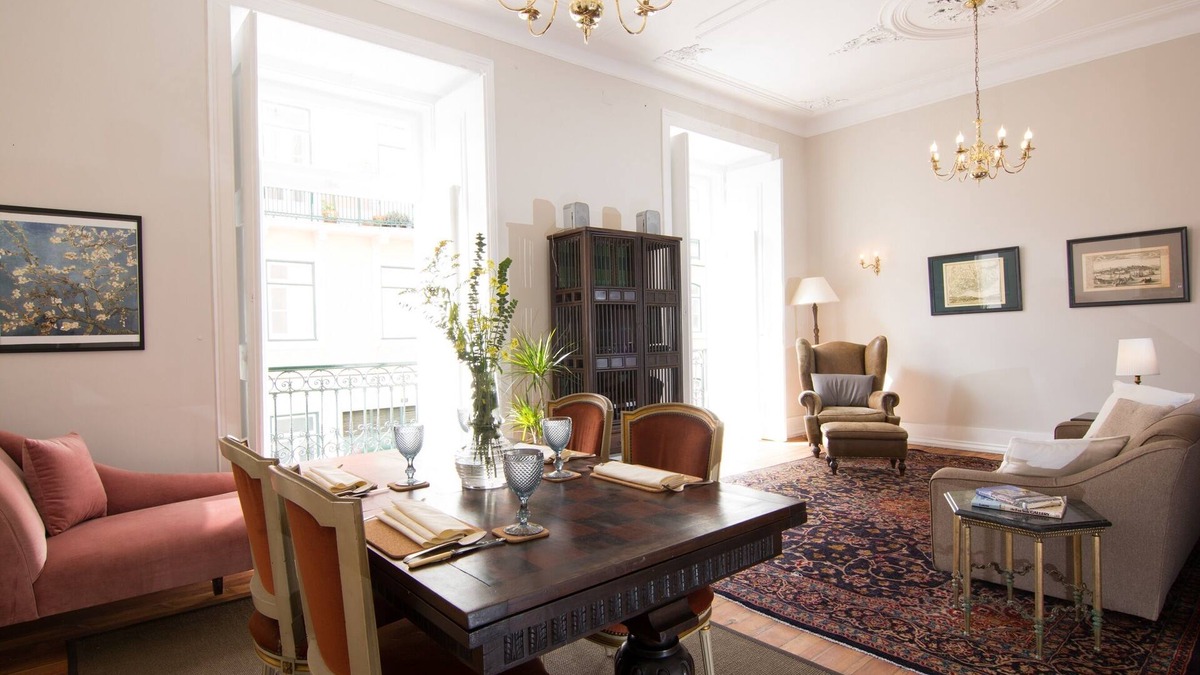 Santos Apartment | Spacious, Traditional in Historic Lisbon, with air-conditined & central heating