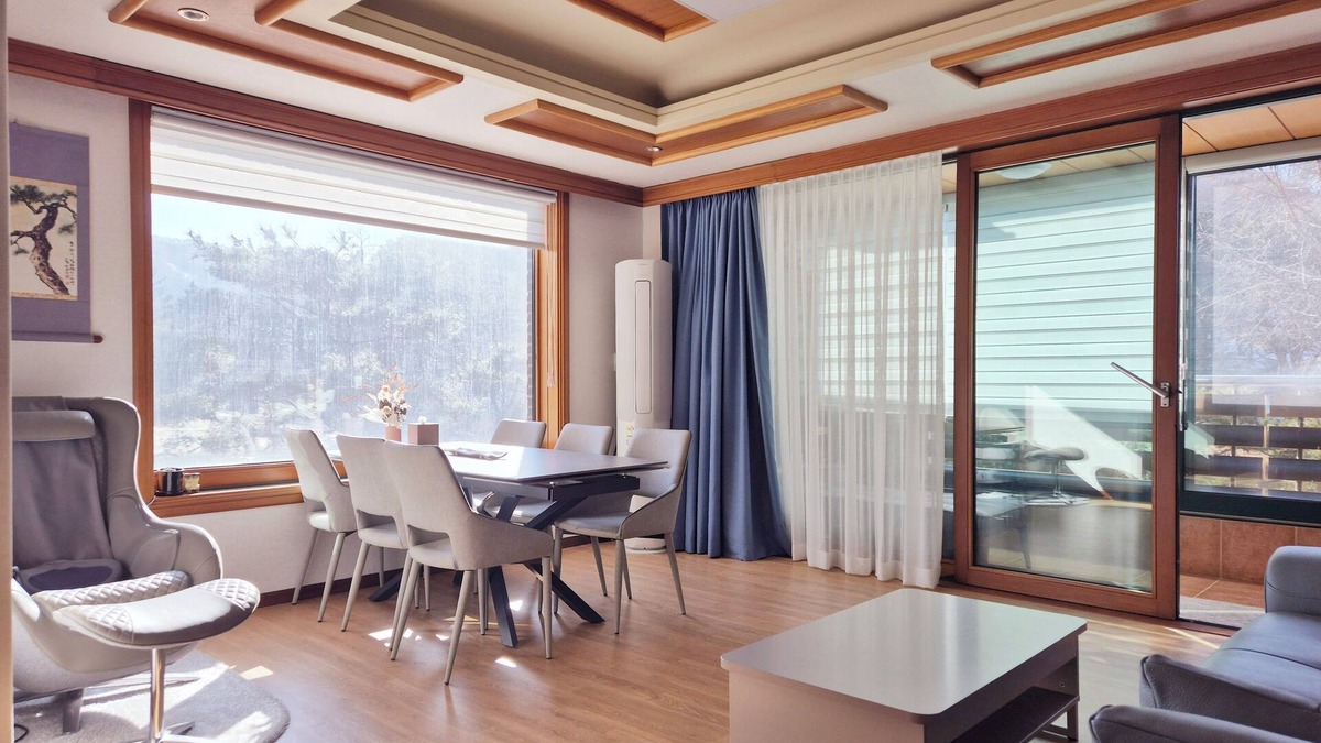 Yongin Villa | Spacious Tranquil Mountain Sunset View in Yongin-si, AC, Movie-projector, WiFi