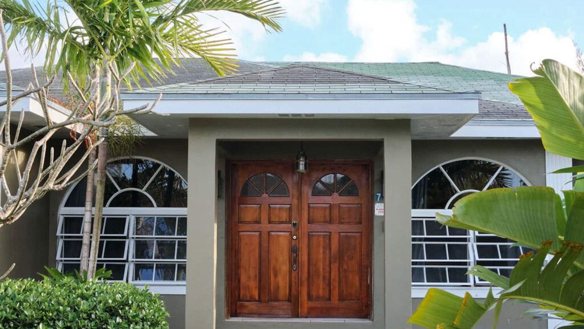 Gambier House | Spacious Tropical Getaway 🌴 - 3 mins from airport and beach