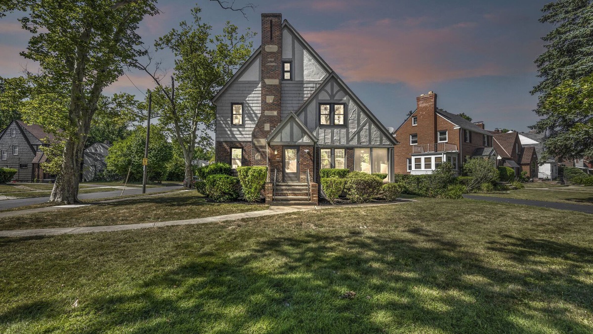 Cleveland Heights House | Spacious Tudor Retreat for Families & Friends, 9BR, Sleeps 24