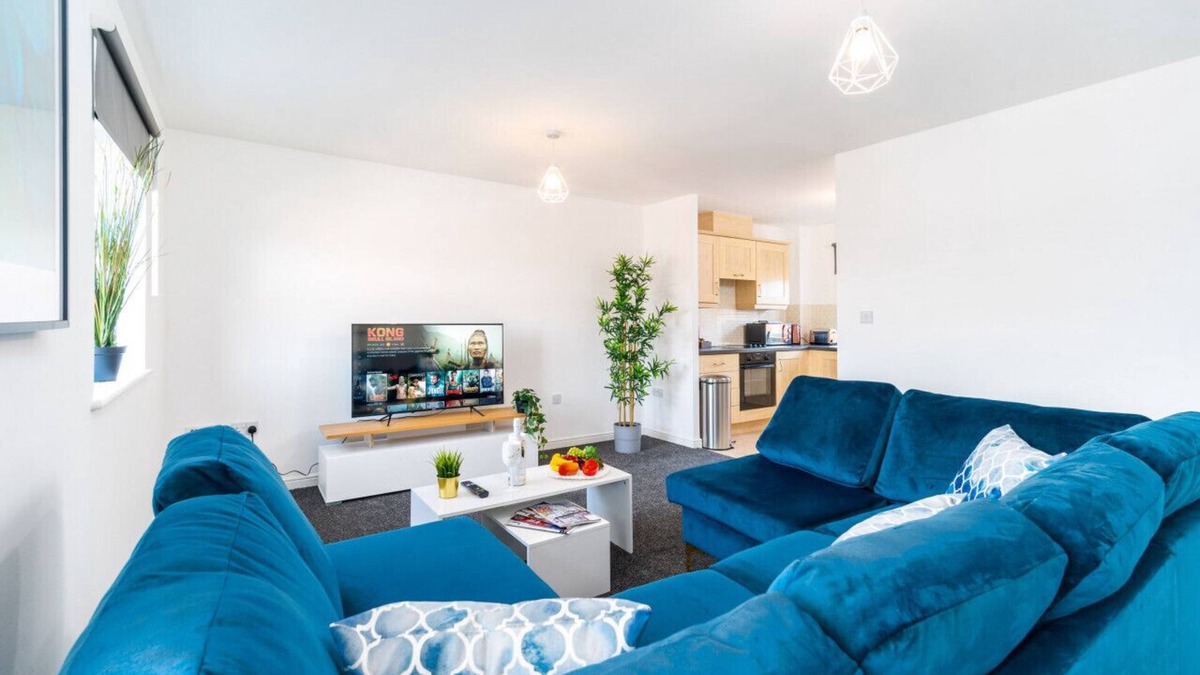 Seisdon Apartment | Spacious Two Bed Apartment - Parking