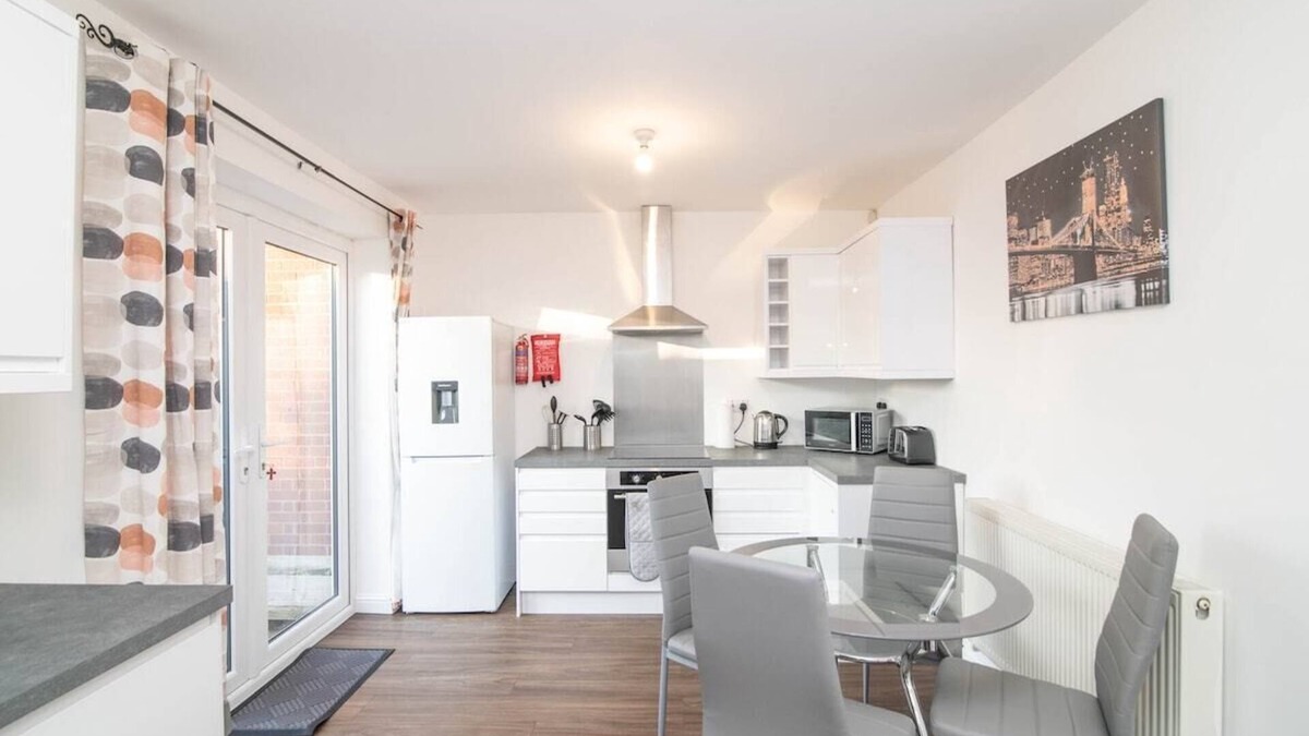 Brierley Hill House | Spacious two bed house with parking and garden
