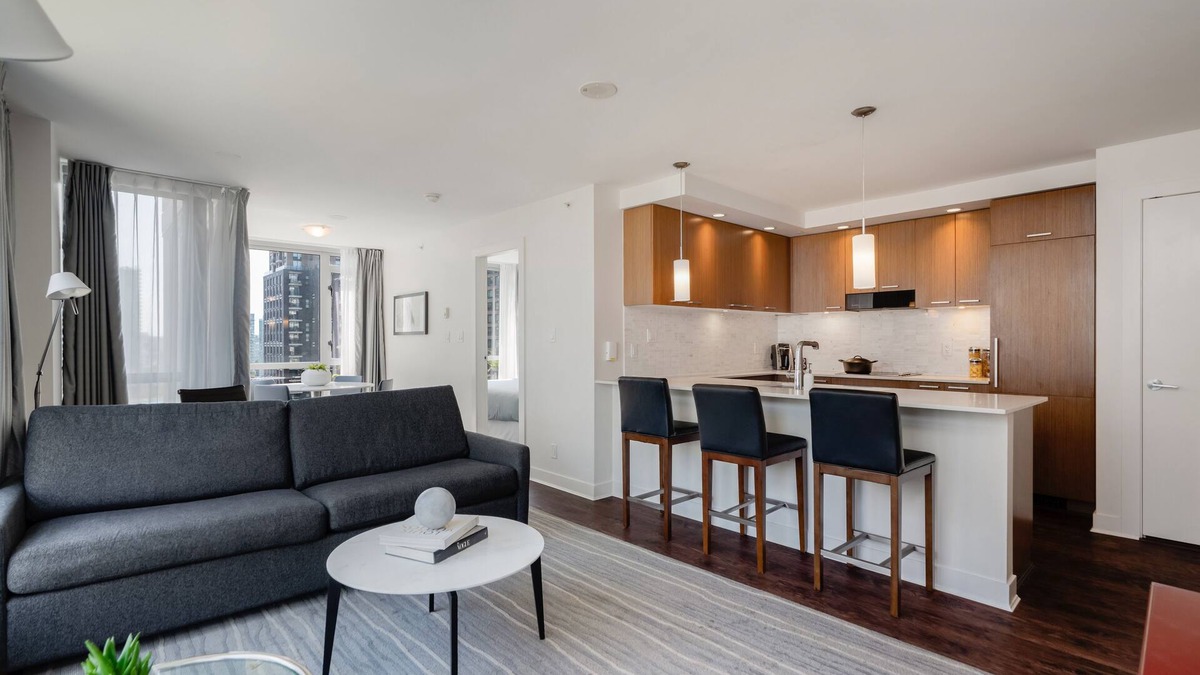 Downtown Vancouver Hotel | Spacious Two Bedroom Apartment Located Near Yaletown