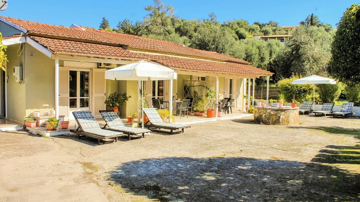 Agios Spyridon Corfu Apartment | Spacious two-bedroom apartment near sandy beach