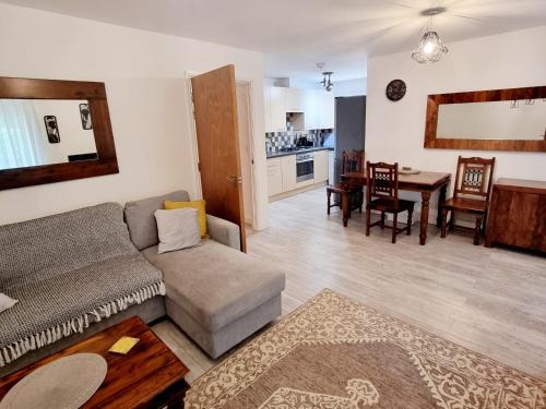 Thame Apartment | Spacious two bedroom apartment with one parking space
