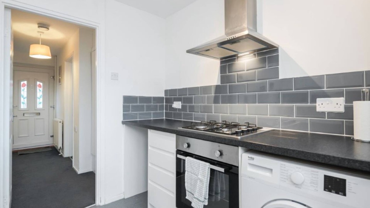 Cheshunt House | Spacious two bedroom house w/garden- close to London Luton airport!
