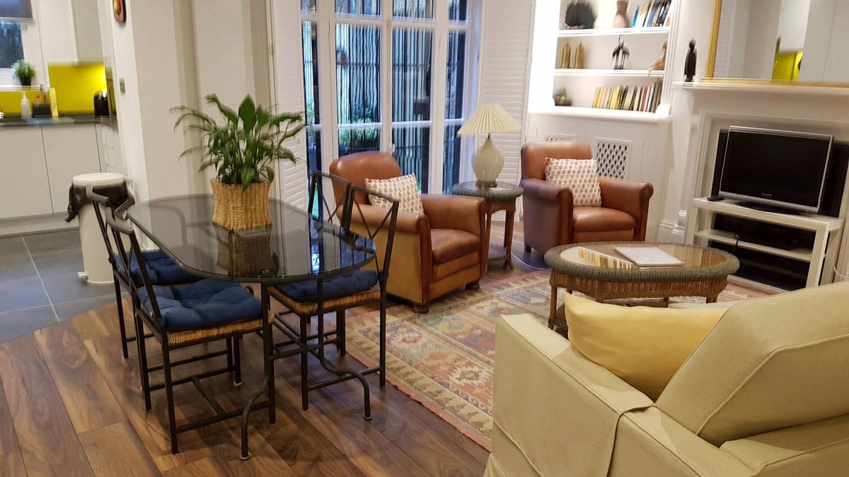 Addison Apartment | Spacious Two Bedroom Maisonette close to Westfield Shopping