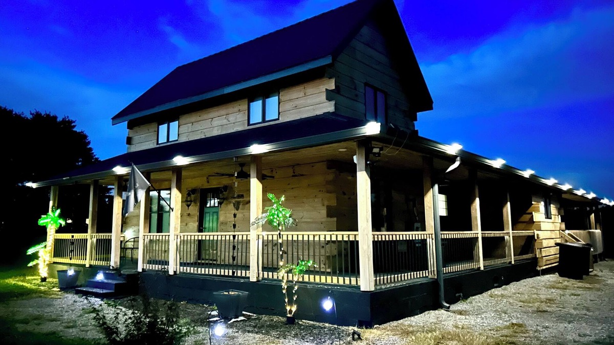 Crossville Cabin | Spacious unique Private 3- unit fully equipped Getaway sleeps 17